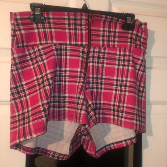 Pink plaid shorts ❤️🥵 - Picture 4 of 4